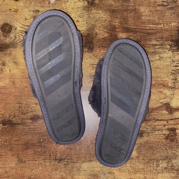 Steve Madden Fuzzy Gray Slippers - Size 9 - Picture 3 of 3